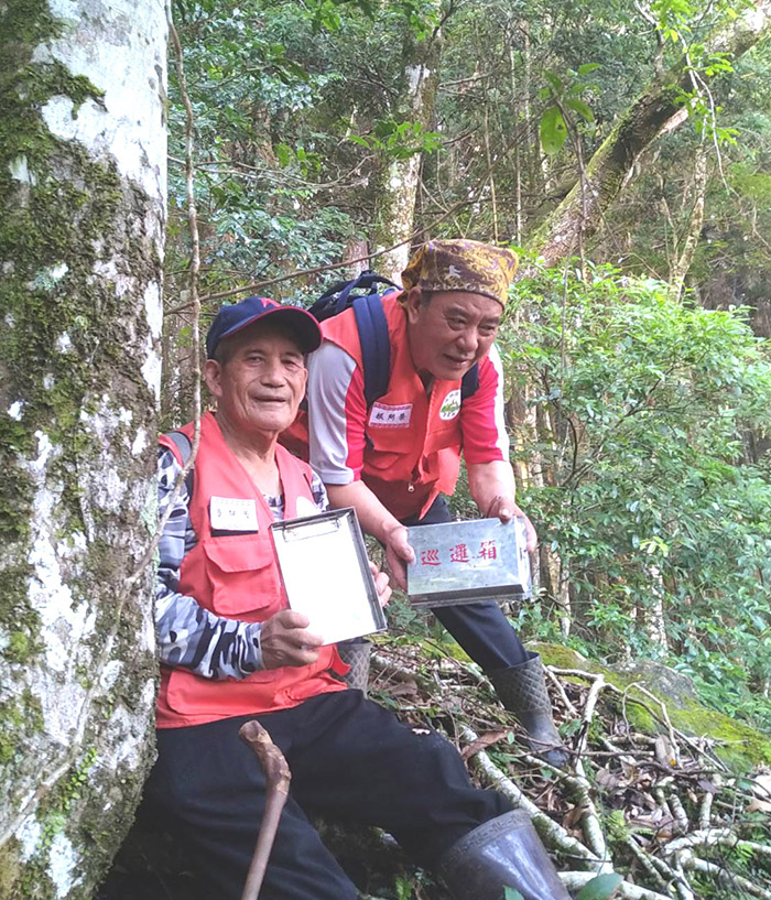 根阿榮長老(右)與族人 一起巡守森林護林。 (受訪者提供)