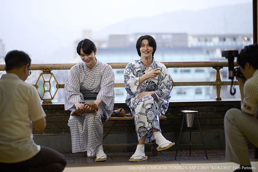 喜久雄與俊介出道即受矚目,接受媒體訪問。