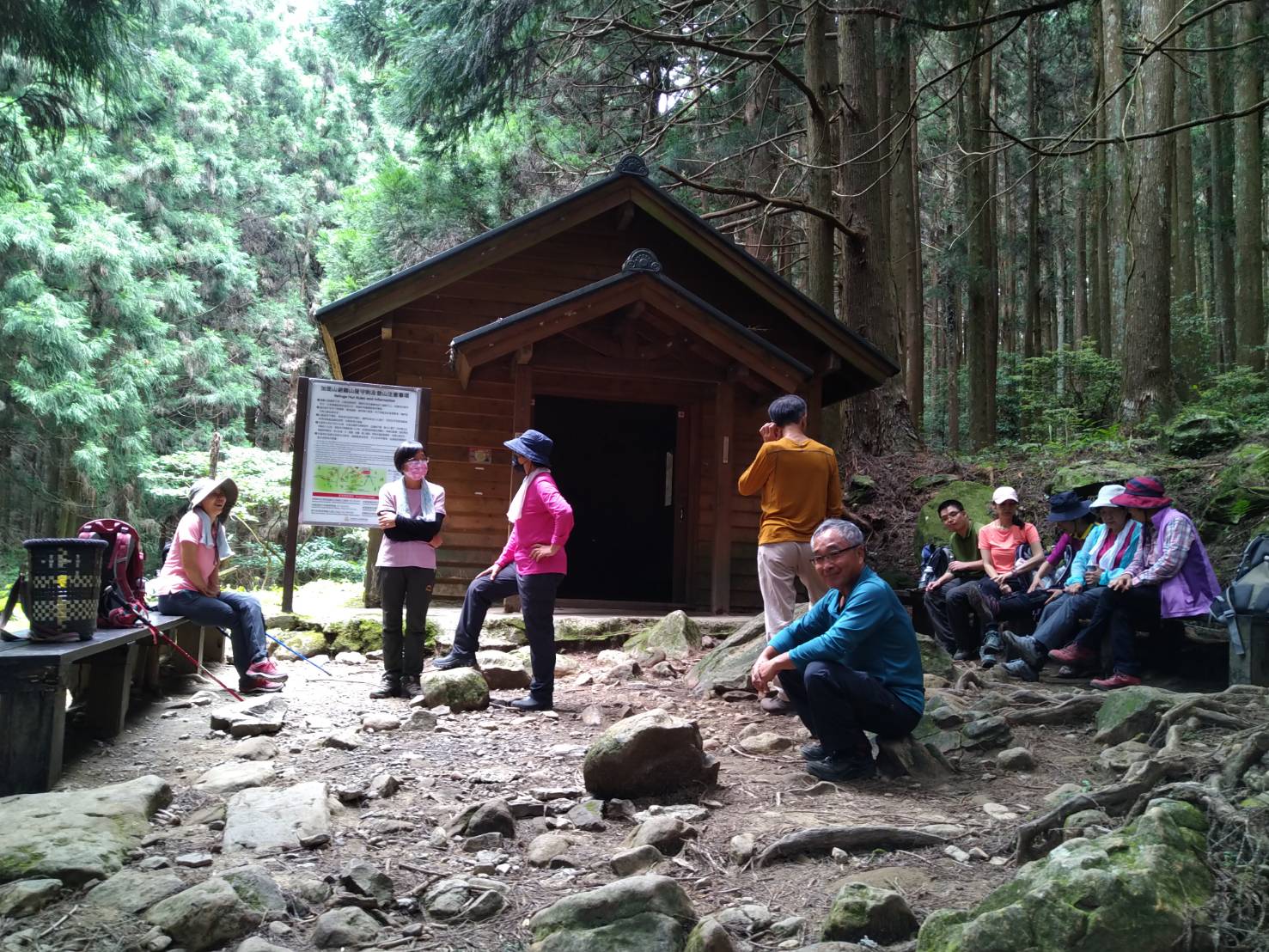 山林美景吸引許多登山客，圖為他們在避難小屋前休息。(圖/根阿榮長老提供））