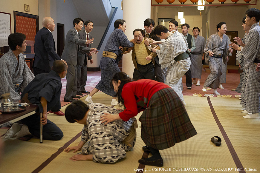 喜久雄藉著與彰子交往想重回舞台,被彰子父親斥責。