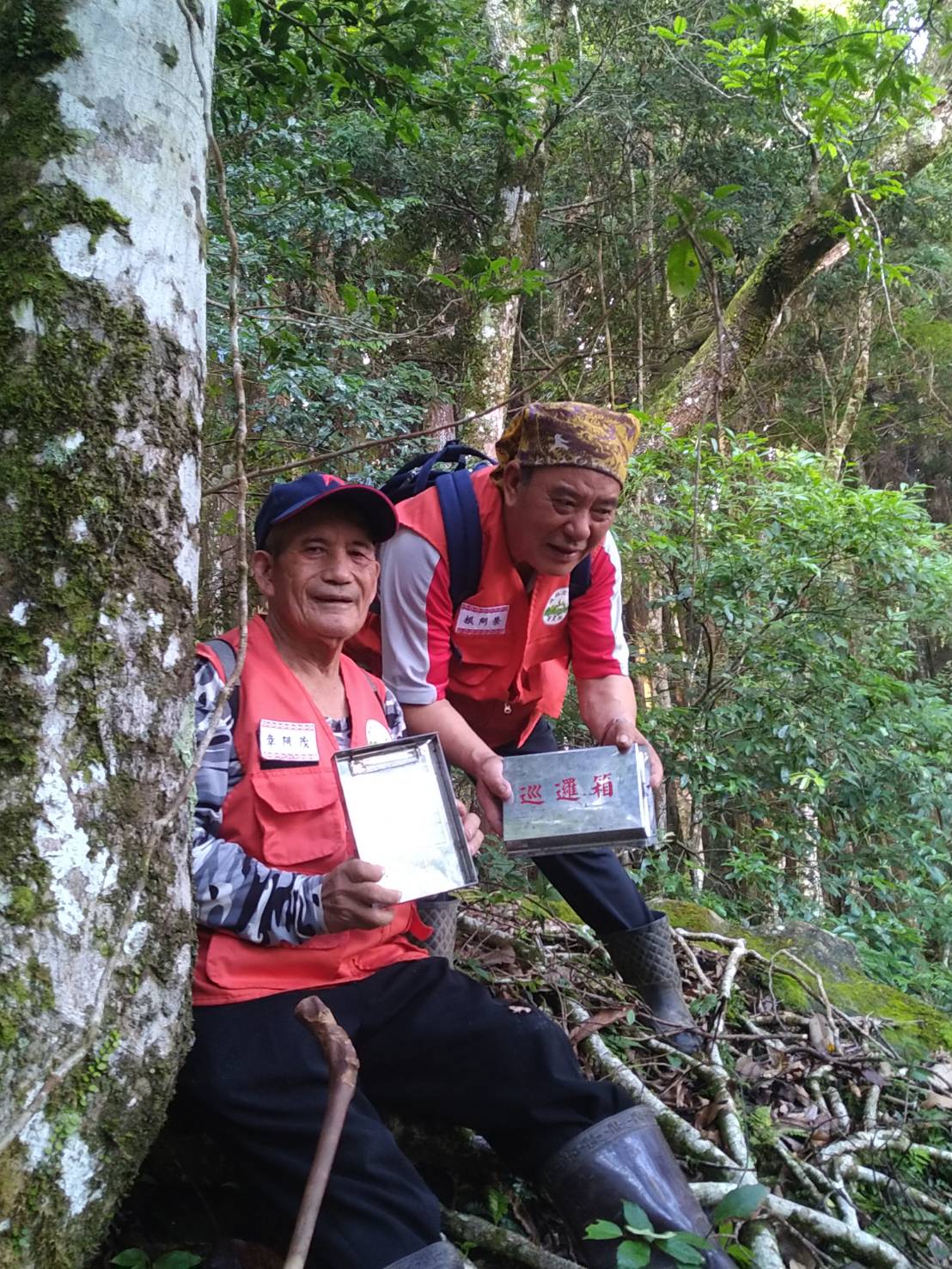 根阿榮長老(右圖)與族人一起守護山林。（圖/根阿榮長老提供）