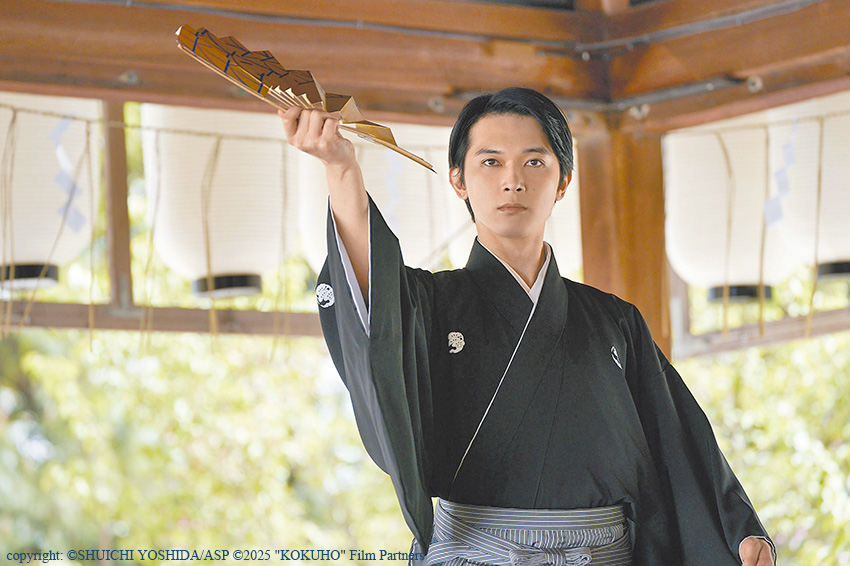 喜久雄不計毀譽,不停地抓取,只為了鍛鍊極致的技藝,追尋不曾看過的景色。