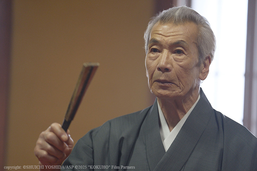 歌舞伎大前輩萬菊深深影響喜久雄和俊介的表演生涯。