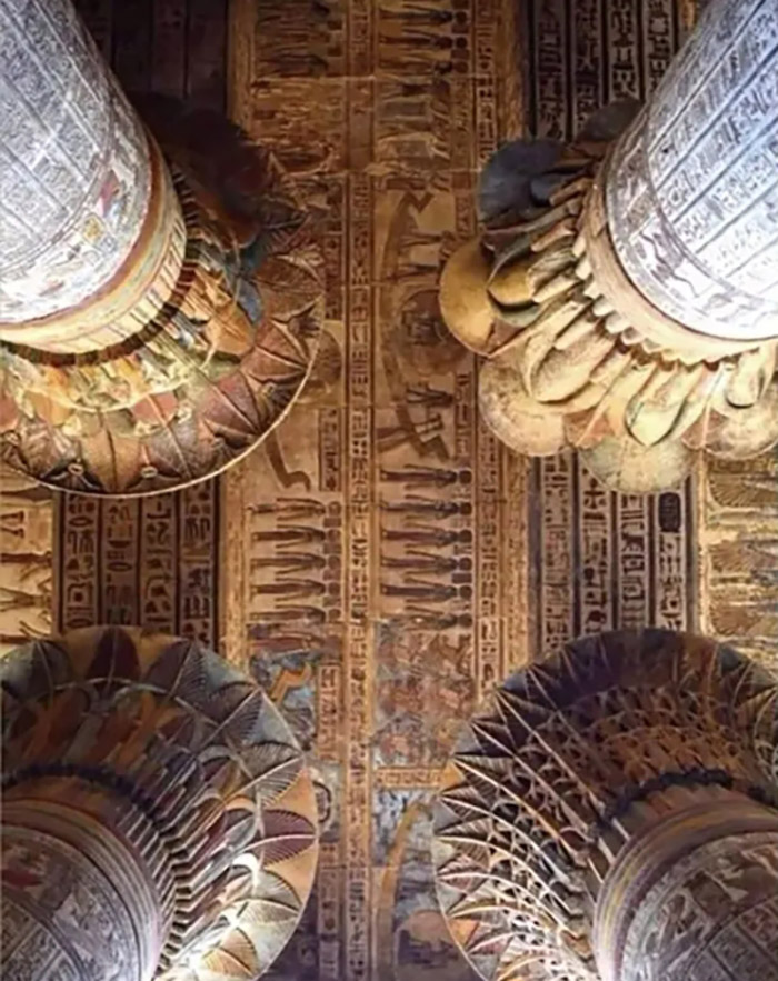 石柱上的浮雕，描述法老功績。