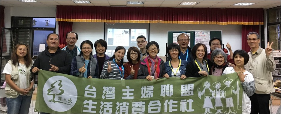 跟永續夥伴們合影。