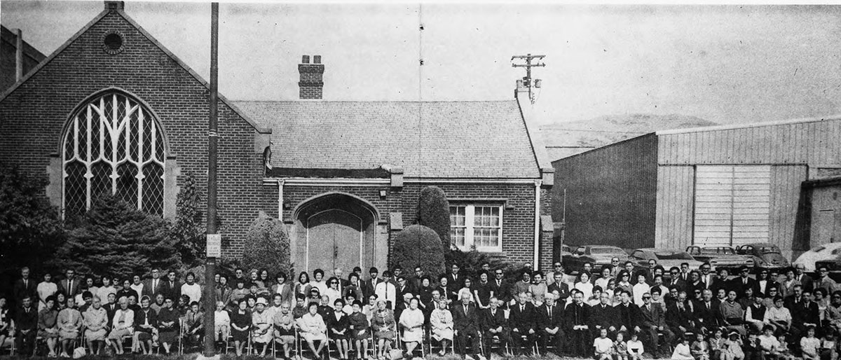 百年前日本裔信徒在鹽湖城的日本基督教會前合影。（Wikimedia）