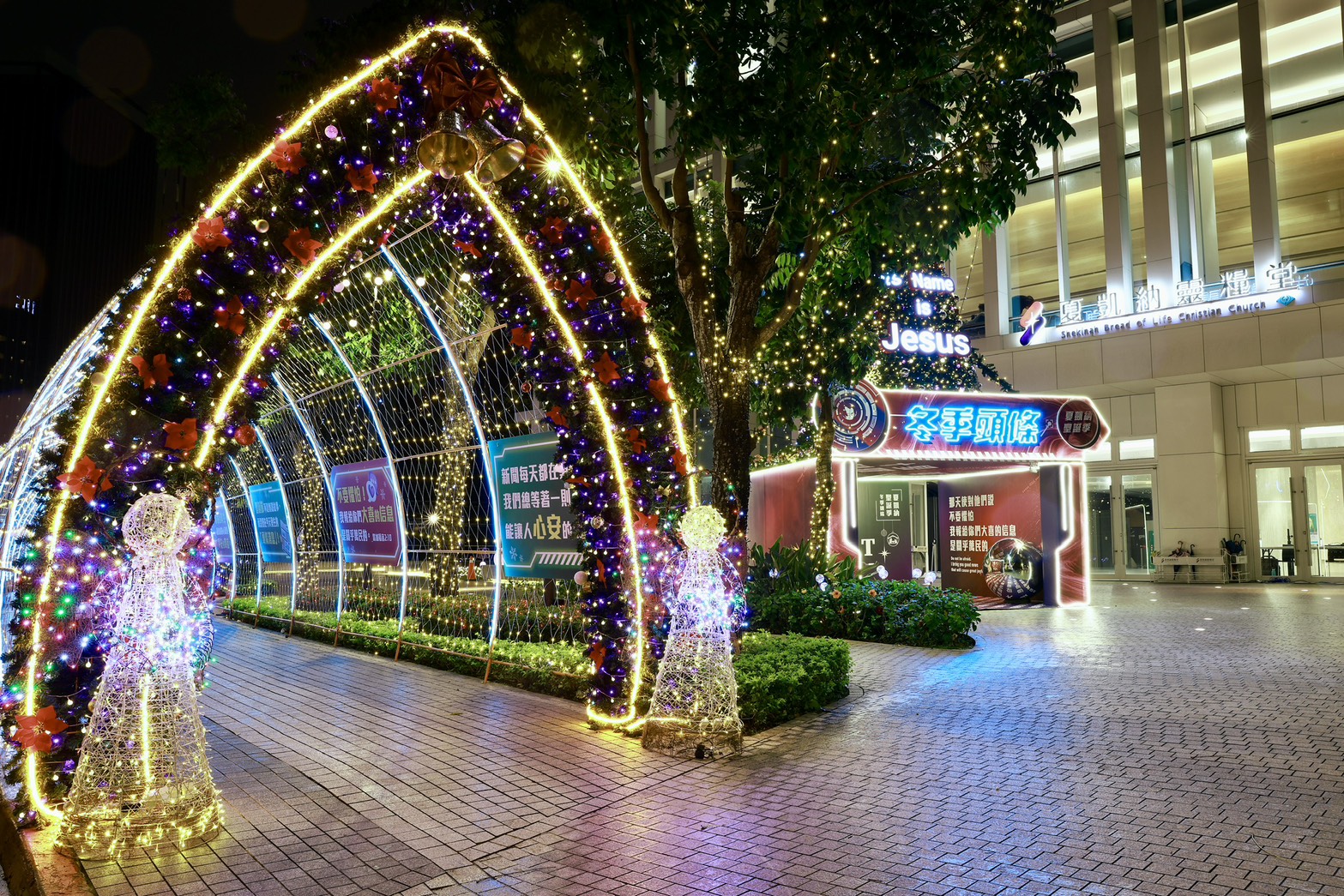 長35公尺的璀璨盼望光廊。(圖/教會提供)