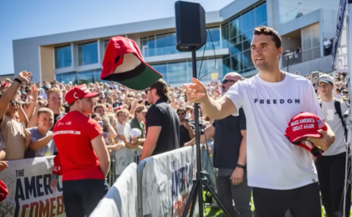 今年9月10日,查理.柯克在猶他谷大學校園內演說時遭槍擊身亡。(YouTube@CBN News影片截圖)