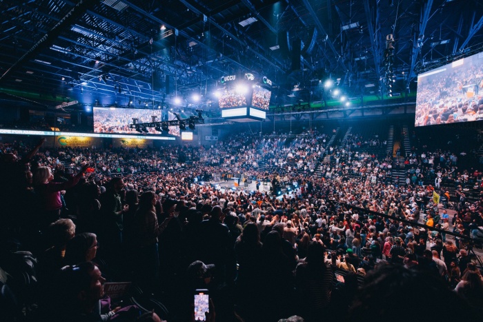 佈道會現場爆滿。(翻攝自X@greglaurie)