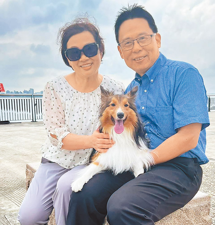 黃信忠牧師和師母與愛犬合照。（圖／受訪者提供）