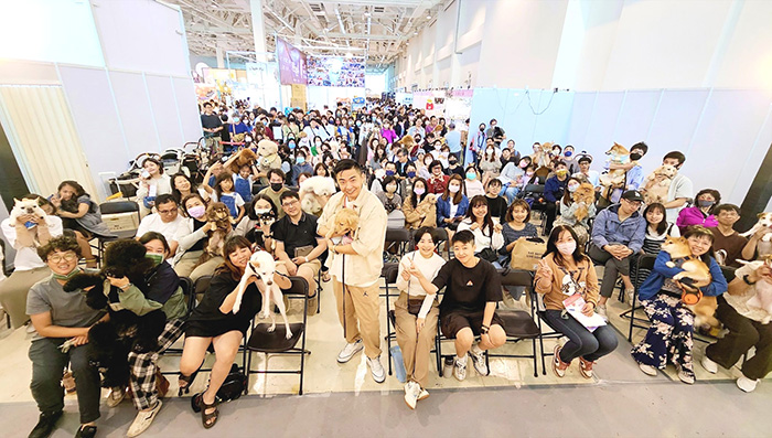 王昱智在講座中分享後合影。（翻攝自熊爸訓練師王昱智犬類行為專家臉書）