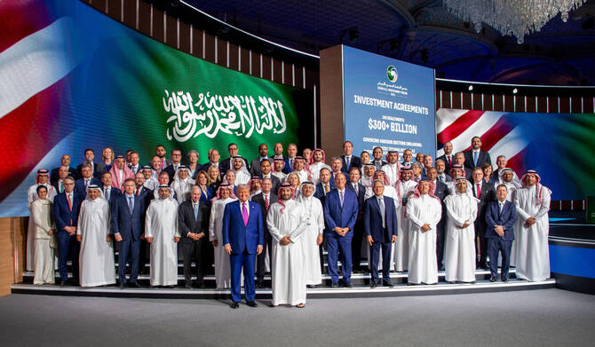 2025年5月13日,美國總統與沙國王儲在沙美投資論壇上,與投資人合照留影。(照片來源:Arab News)
