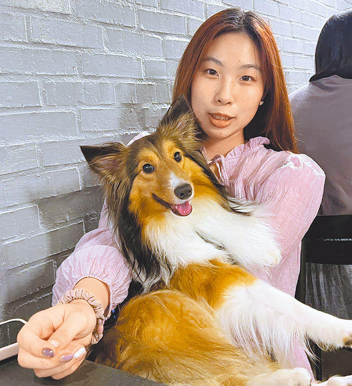 黃牧師的女兒黃樂心與愛犬。