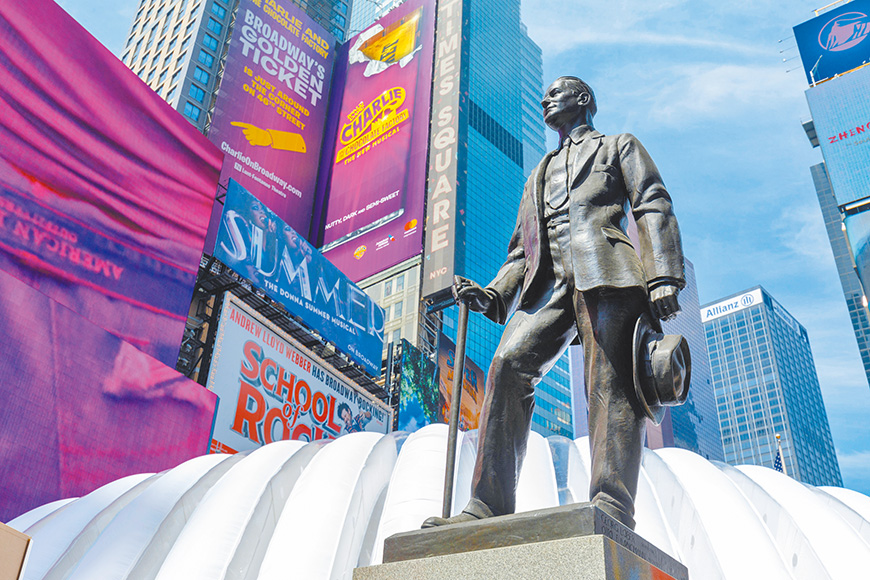 「美國音樂劇之父」科漢雕像。