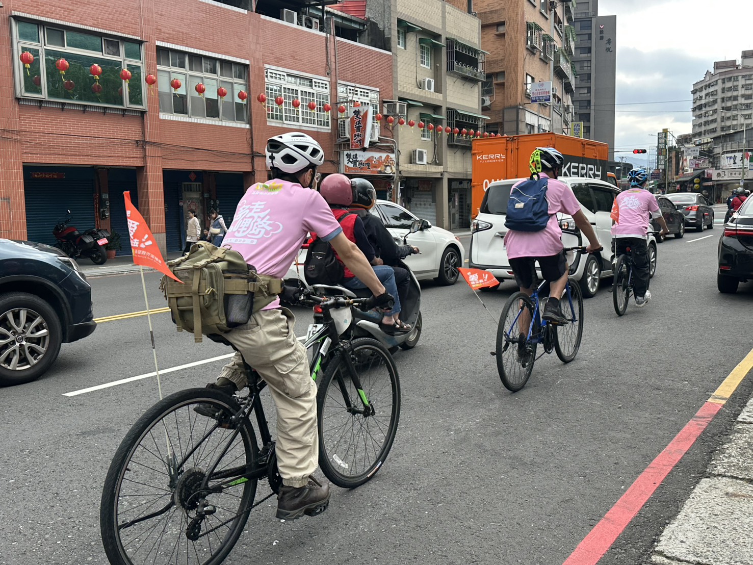 送愛騎士團騎乘鐵馬前往花蓮光復，把西部的愛帶到東部。(芥菜種會提供)