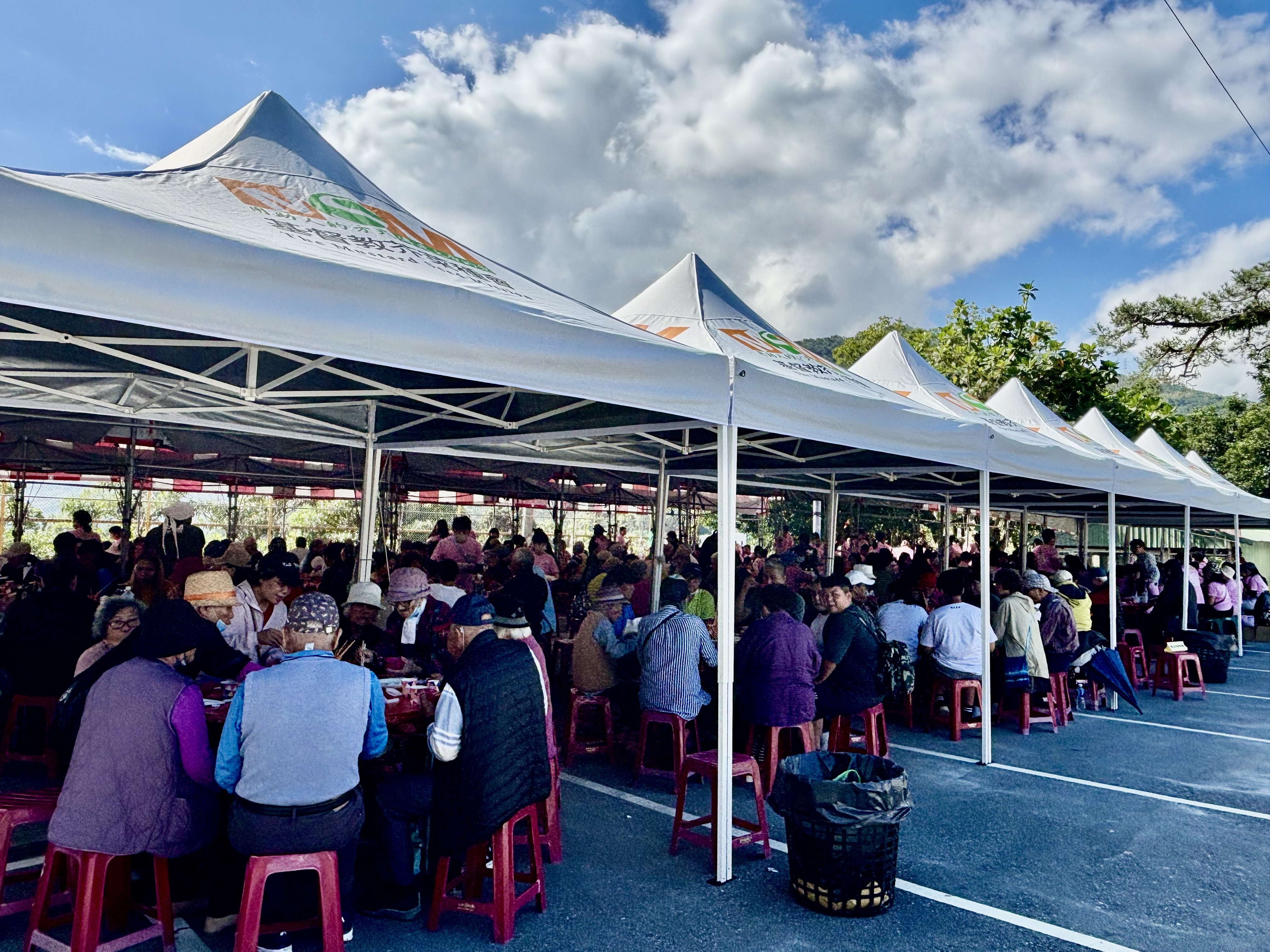 敬拜音樂會前的「辦桌」。(圖/李容珍攝影)