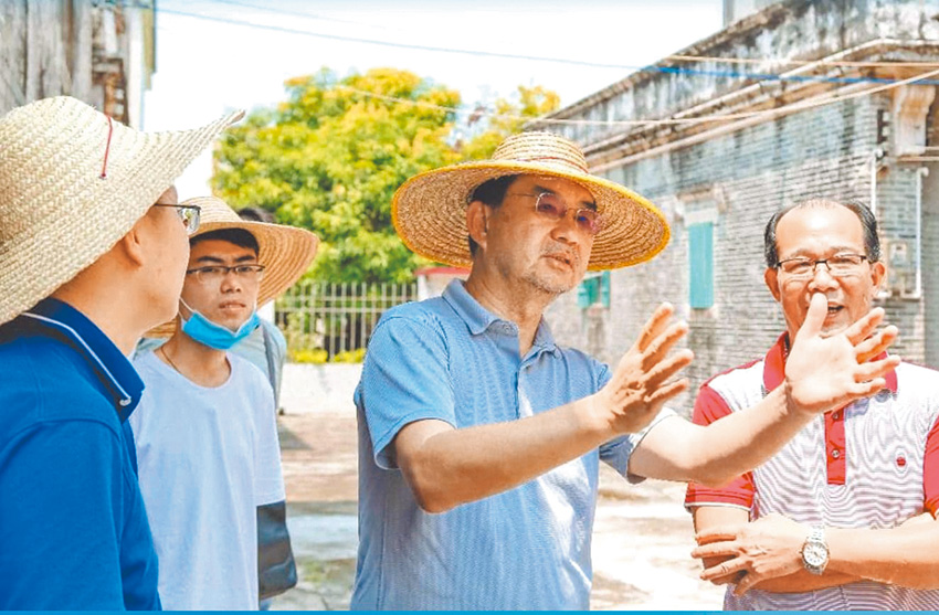 何守謙退而不休，目前經常到大陸農村關心村民的生活狀況。