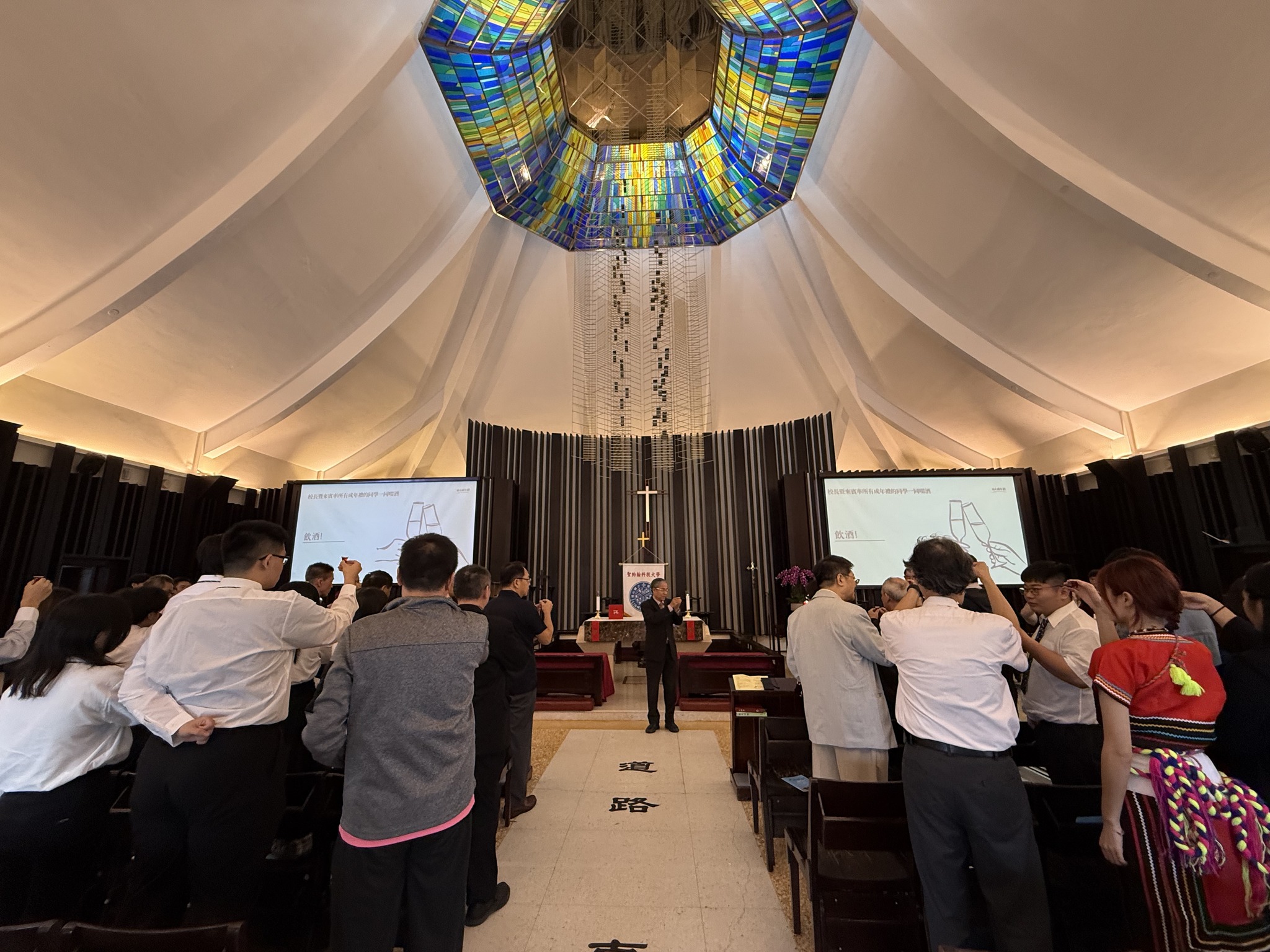 全體來賓在唐彥博校長帶領下共同舉杯啜飲成年酒，甘甜的葡萄酒寓意成長的旅程將化為祝福與喜悅，為成年禮增添深刻意涵。(圖/聖約翰科技大學提供)