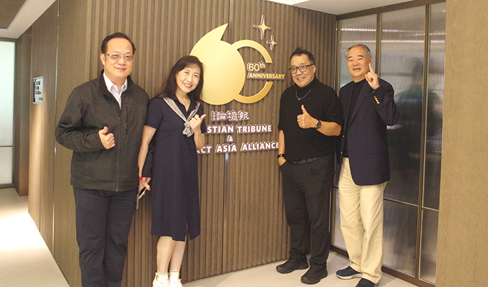 楊金章牧師伉儷(左一左二)