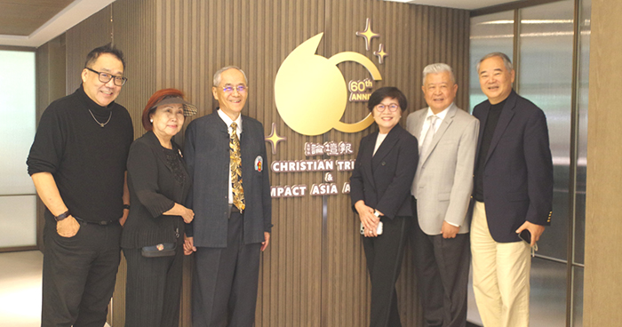 （左起）鄭忠信執行長、駱世雄牧師駱魏世文師母伉儷、陳貴荔林彩惠伉儷和洪善群董事長。