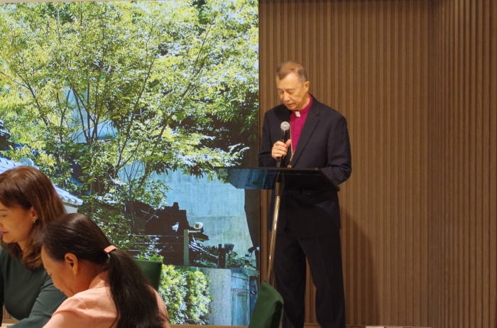 台灣聖公會主教張員榮帶領全體為論壇報60週年獻上感恩禱告。(余友梅攝影)