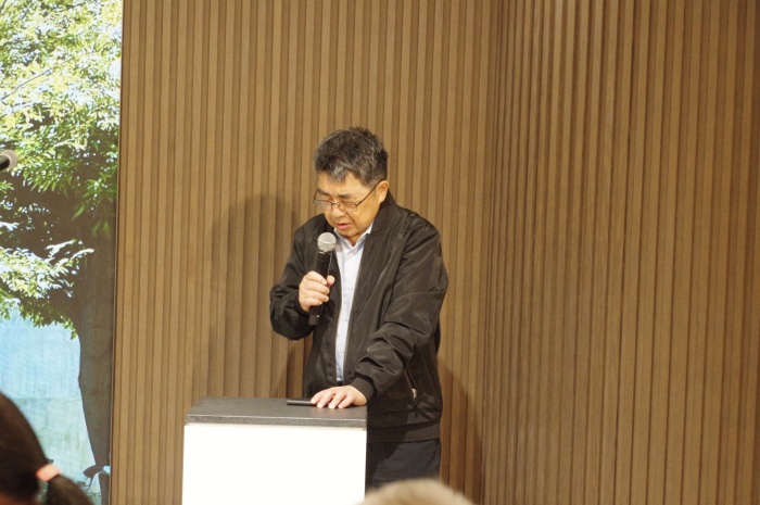 聯合勸募理事長鄭信真牧師帶領謝飯導告。(余友梅攝影)