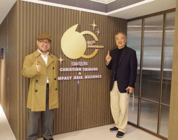 李棟良牧師與基督教論壇報董事長洪善群長老合影。（余友梅攝影）