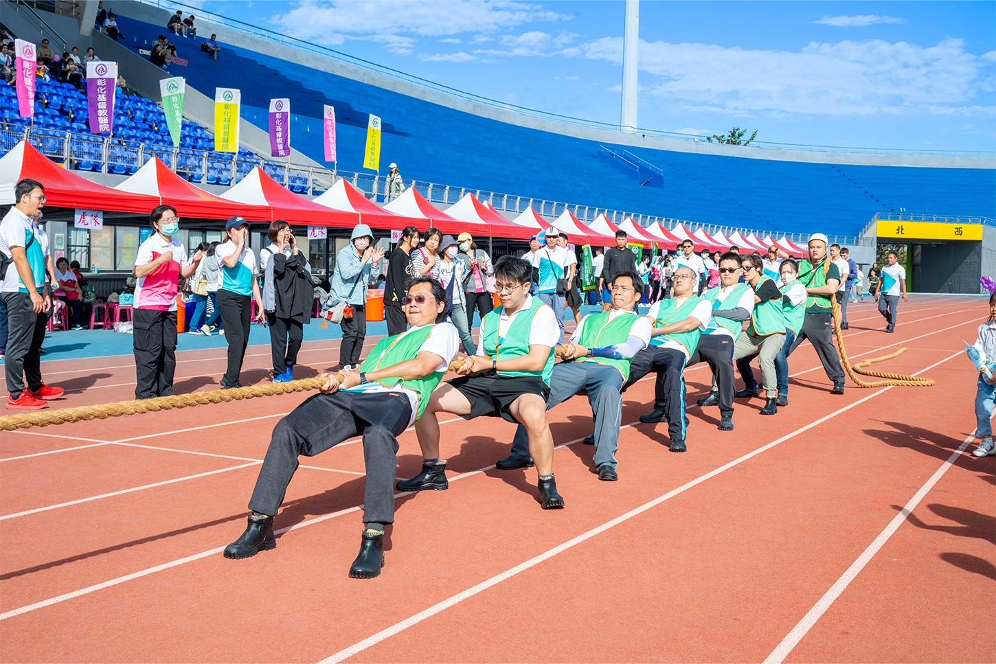 運動賽事高潮迭起，包括拔河、大隊接力等，現場加油聲震耳欲聾，參賽隊伍全力以赴。(圖/彰基提供)