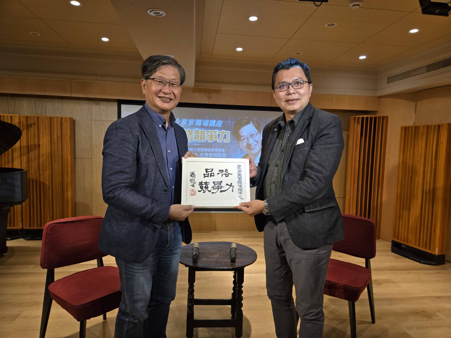 許峻維長老贈禮講員。（圖/梁敬彥攝影）