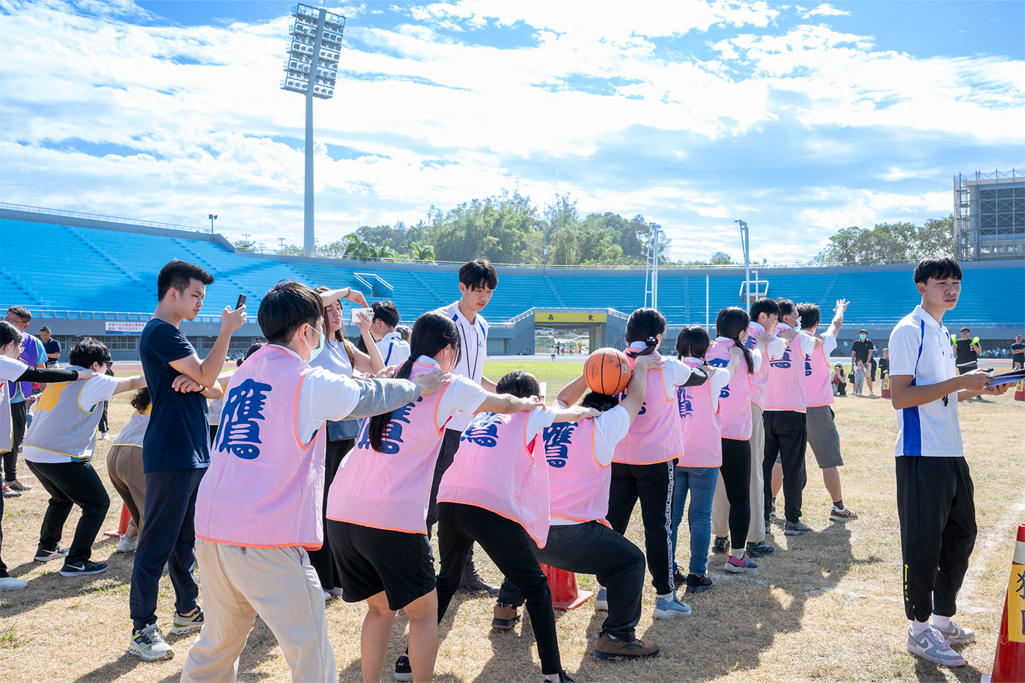 彰基醫療體系員工進行多項趣味競賽。(圖/彰基提供)