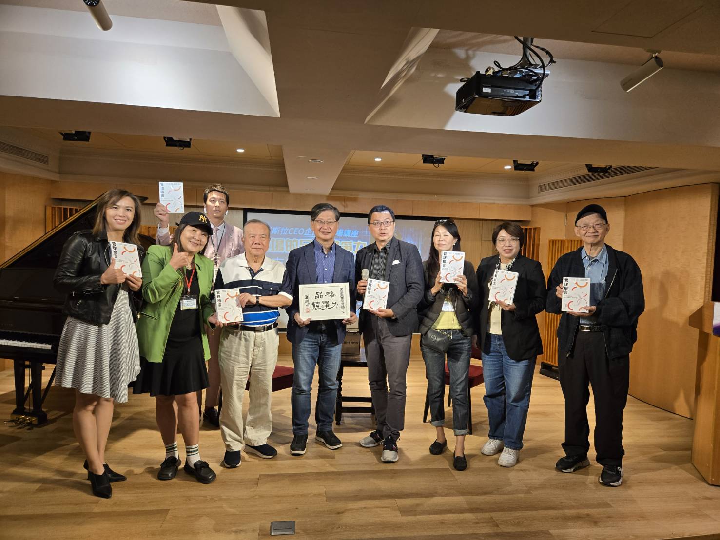 主辦單位贈送與會者陳瑞枝牧師的先生，華人管理學大師鄧東濱教授著作的《管理格言》做為禮物。圖/梁敬彥攝影）