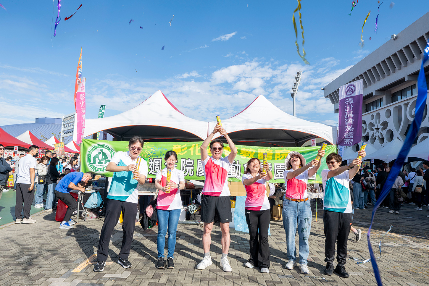 周宏仙董事(右3)感謝陳穆寬總院長與團隊無私奉獻，讓彰基穩健前行，並預告今年終獎金不會讓同仁失望。(圖/彰基提供)