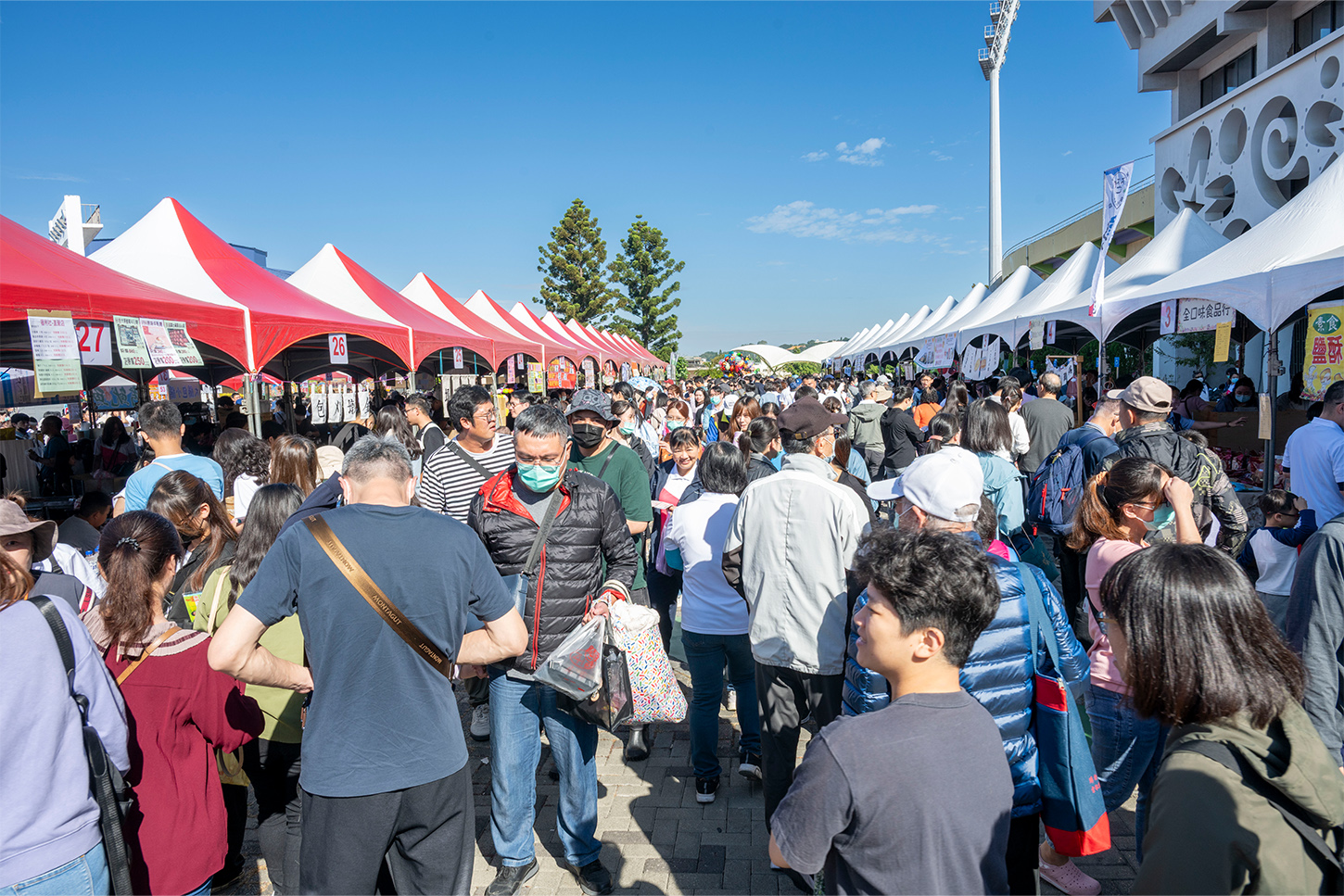 彰基園遊會熱鬧開張，各式美食與創意攤位吸引大批同仁與家屬參與。(圖/彰基提供)