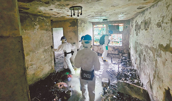 大火撲滅後警方進入現場尋找失蹤居民。(翻攝自香港警察Hong Kong Police臉書)