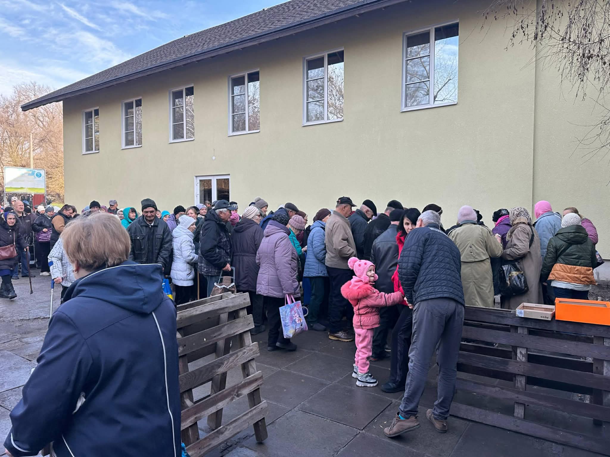 在教會外面發送食物
