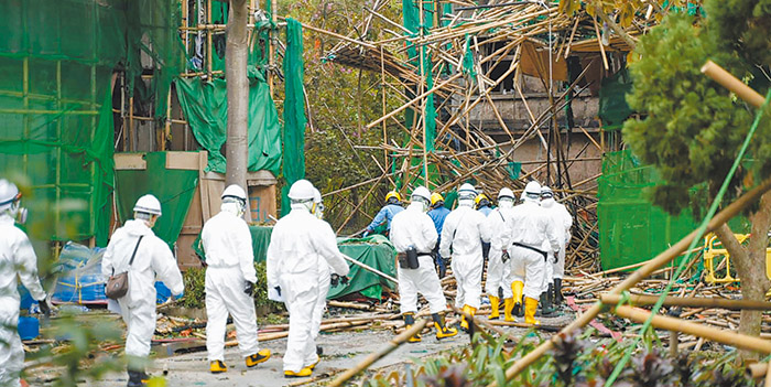 警方人員進入火場時只見竹棚大量掉落。（翻攝自香港警察Hong Kong Police臉書）