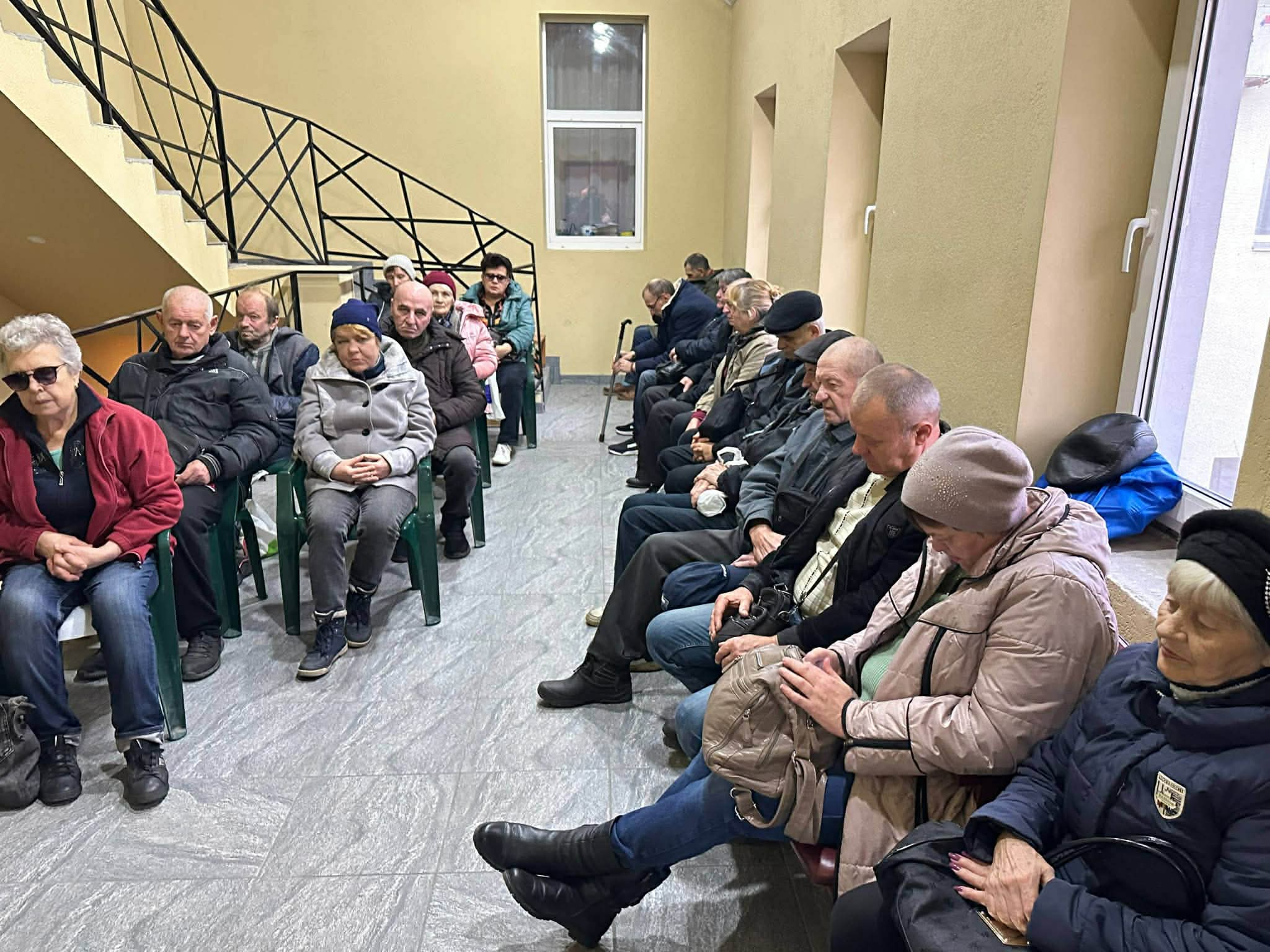 主日崇拜時，連走道都擠滿會眾