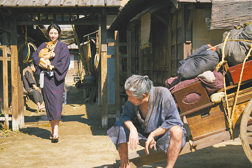 率性的葛飾應為帶著小狗回娘家,被父親不假辭色的斥為妨礙作畫。(劇照提供:天馬行空)