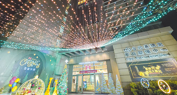 在明亮之處，教會的福音大門對眾人敞開。（圖／梁敬彥攝影）