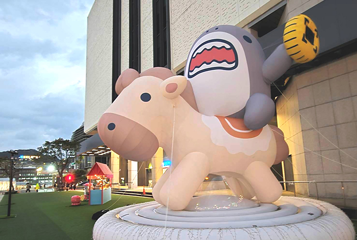 點燃2026的鯊騎馬裝置藝術。（圖／梁敬彥攝影）