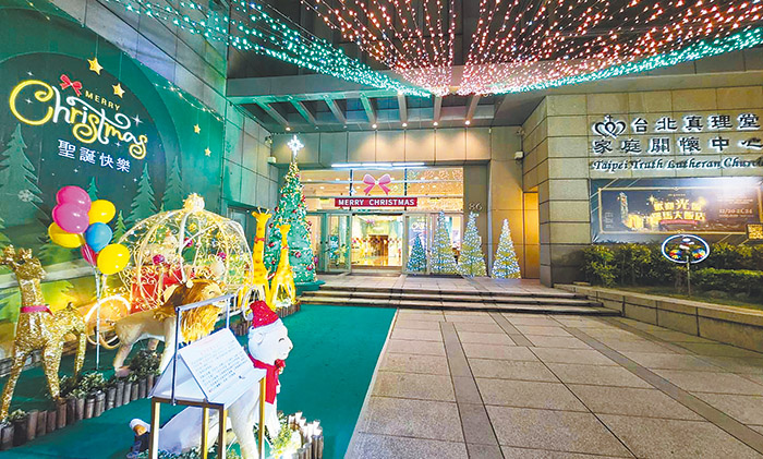 位於台大公館商圈的台北真理堂，聖誕節期亮起來。（圖／梁敬彥攝影）