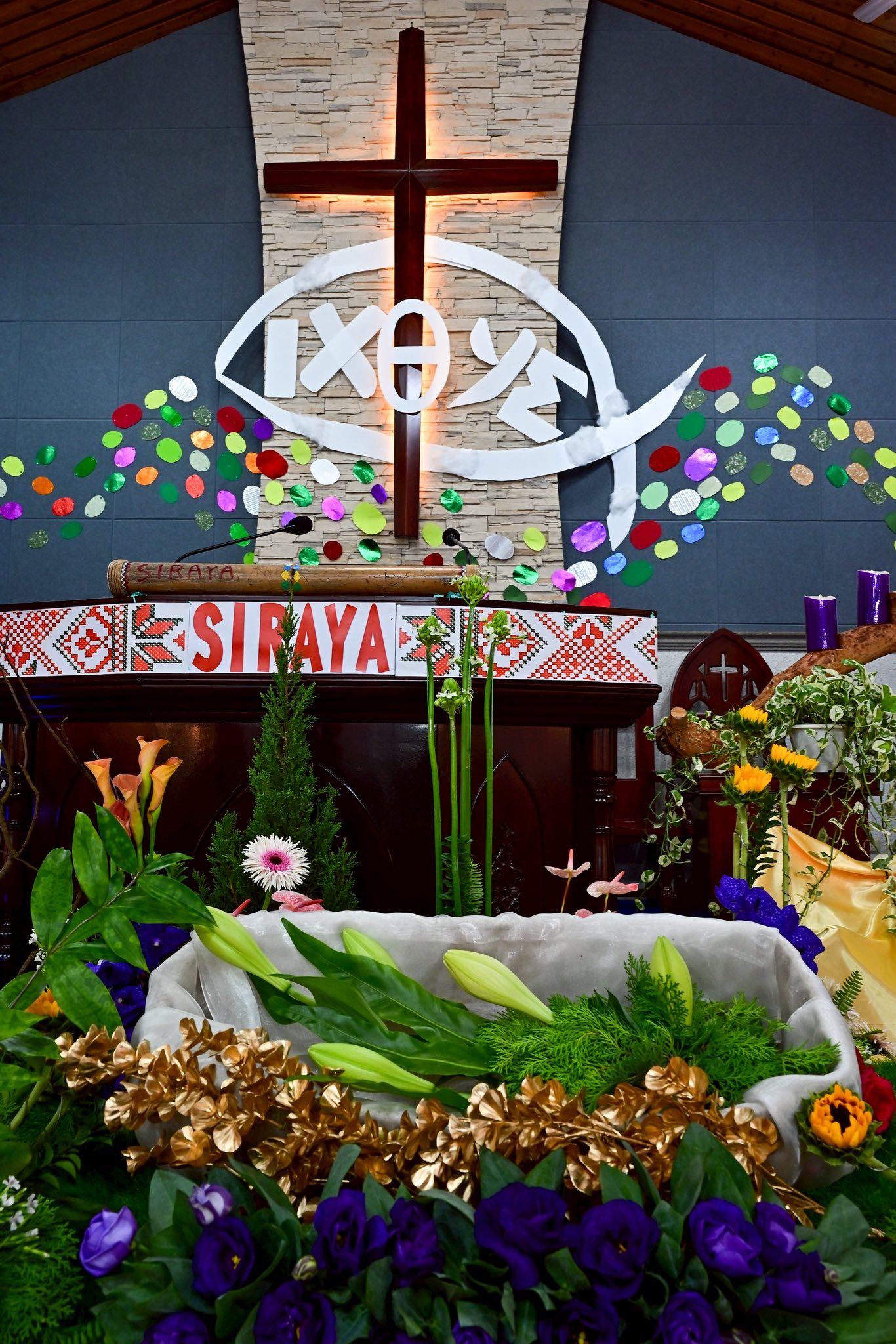 教堂前面的花藝裝置。(受訪者提供)