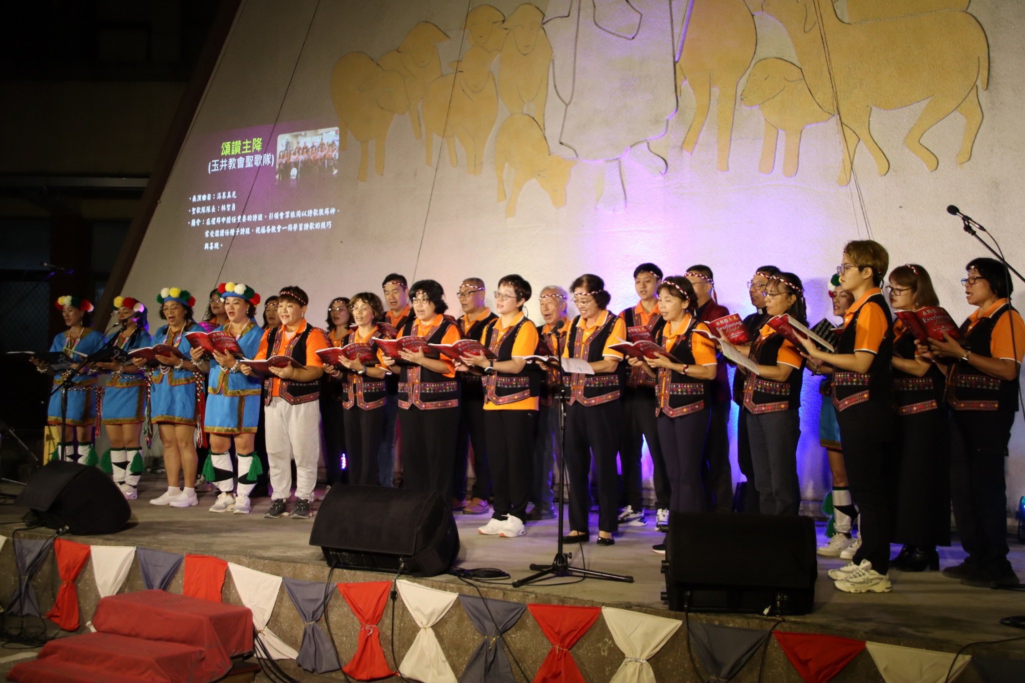 台上不同原民歌聲敬拜。(受訪者提供)