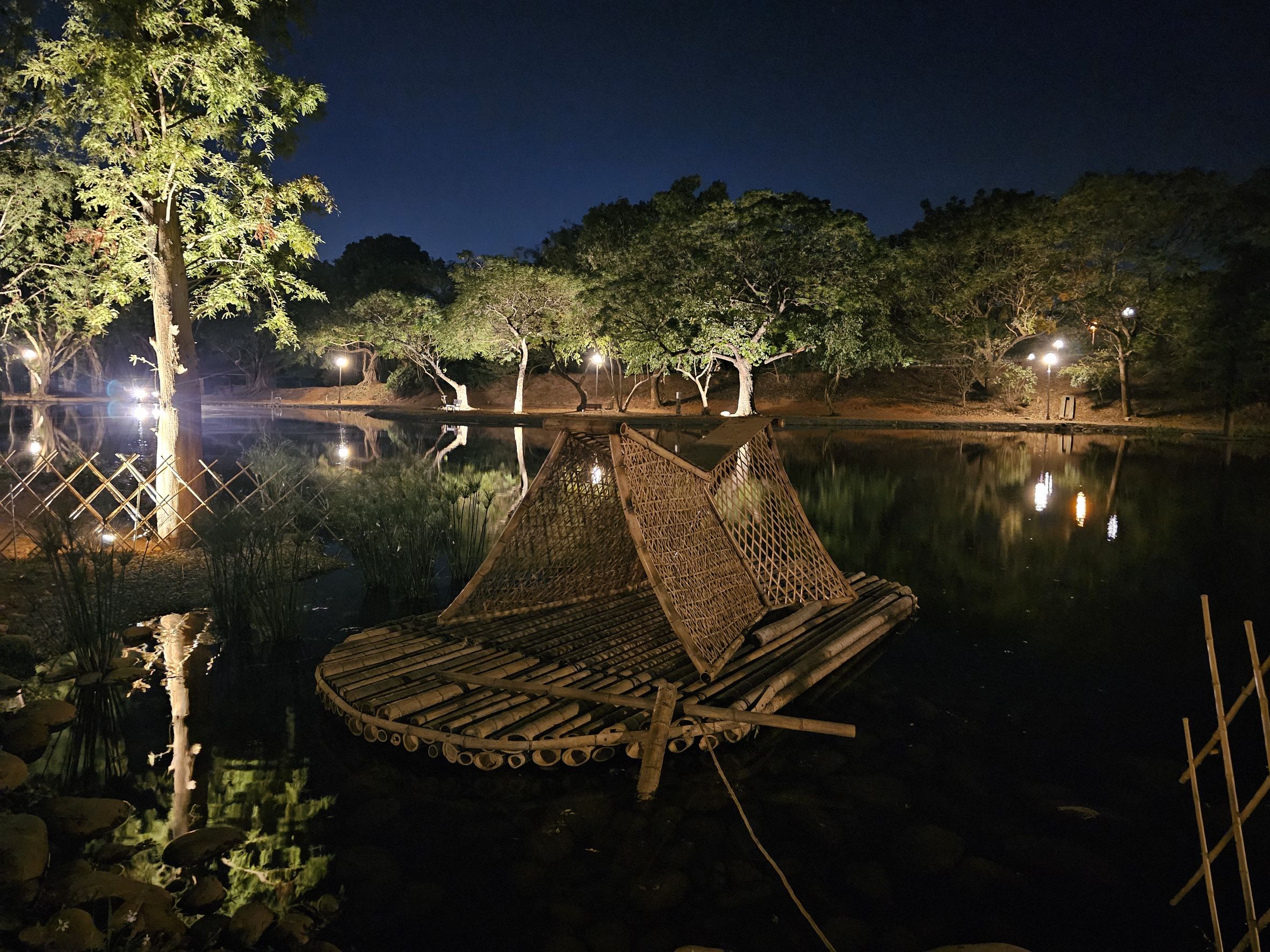 東海大學二校區湖邊裝置藝術。(東海大學提供)