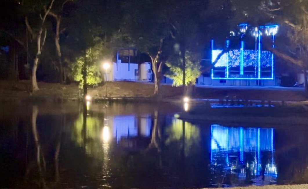 東海二校區湖邊的燈飾。(東海大學提供)