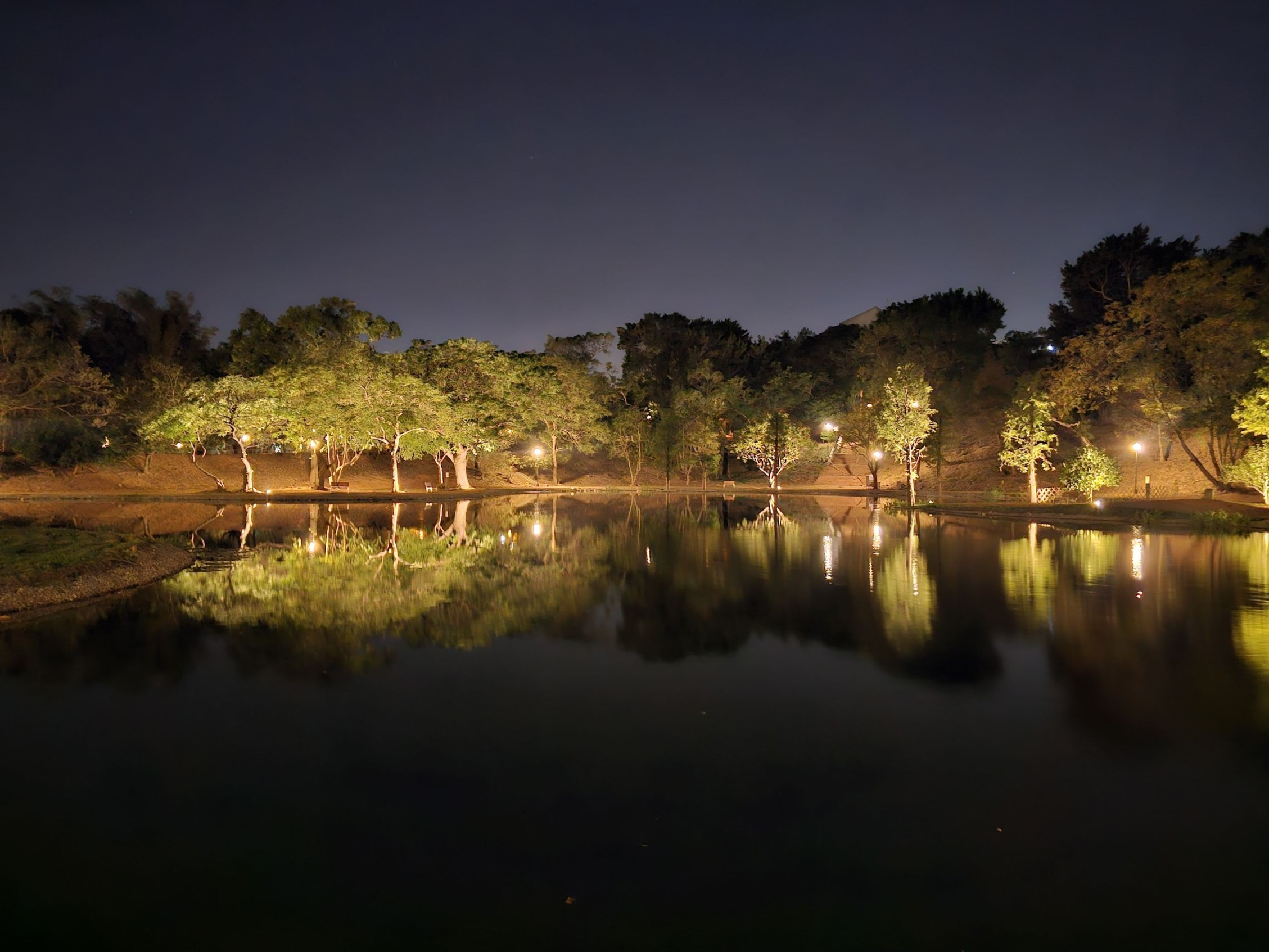 東海二校區的湖夜景。(東海大學提供)