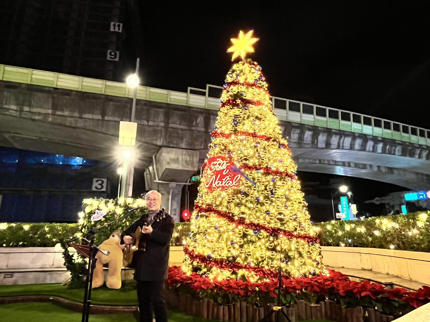 點燈,湖光教會主任牧師文亮。(湖光教會提供)