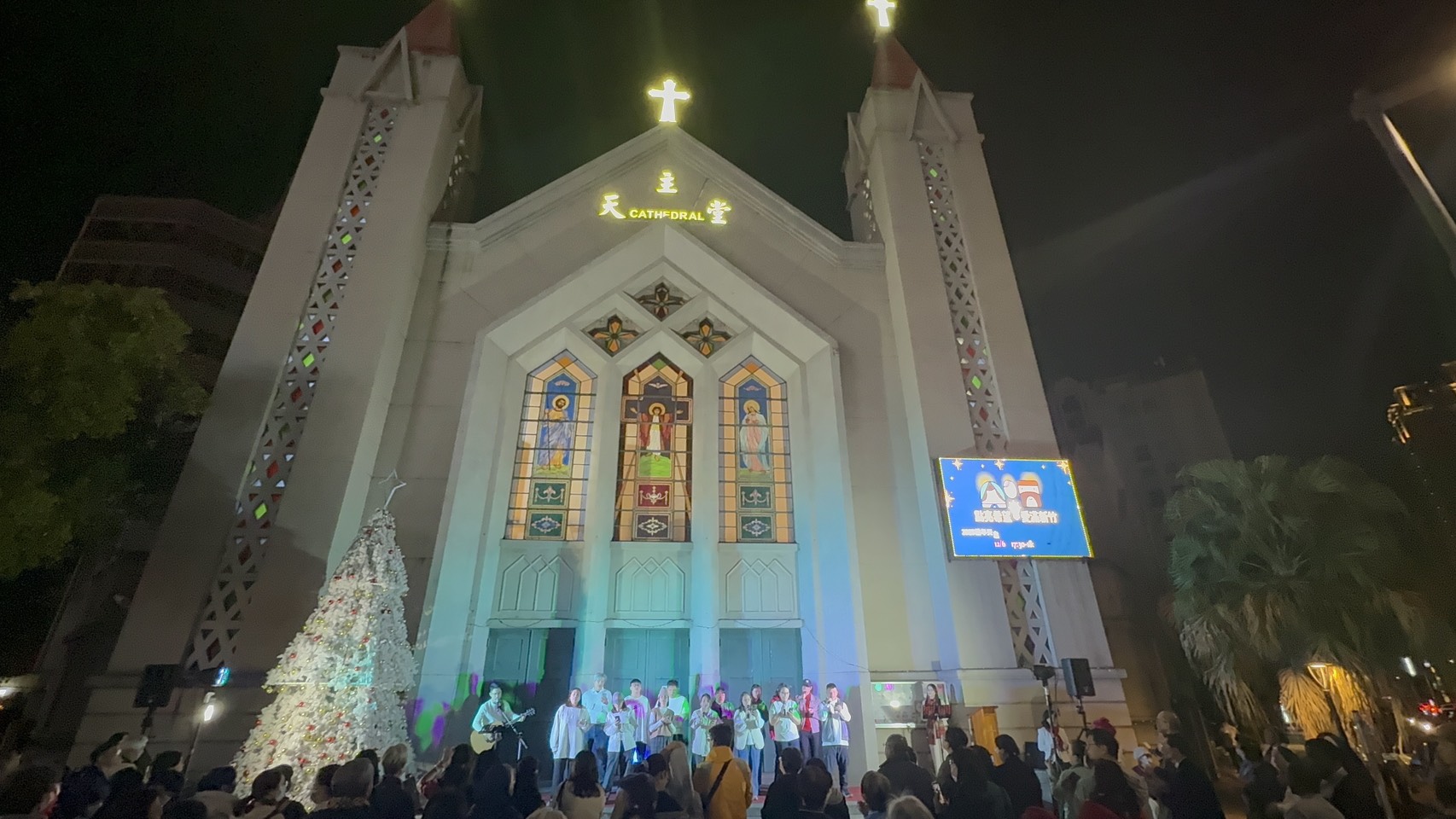 新竹基督教聯合關懷協會與天主教新竹聖母聖心主教座堂聯合點燈。(圖/新竹基督教聯合關懷協會提供)