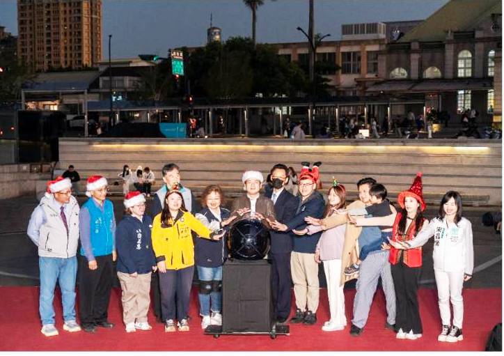 新竹代理市長邱臣遠主持火車站前點燈。(圖/新竹市政府提供)