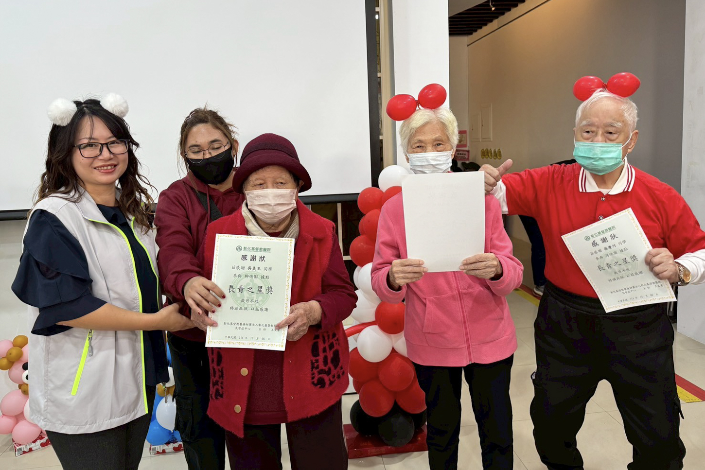 衛生局簡秀米督導(左)頒獎給得獎的長輩。(彰基提供)